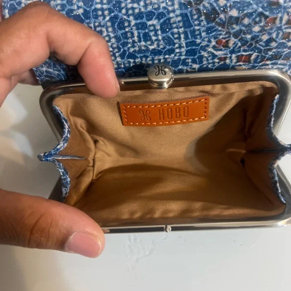 Hobo Robin kisslock wallet trifold - Picture 2 of 5